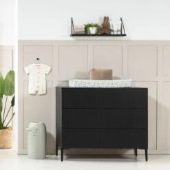 Kidsmill Levi Commode Zwart Eiken -Kinderproducten Winkel levi zwart rechte poot commode sfeer 2 1 9d37