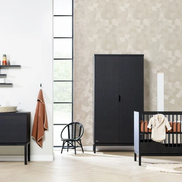 Kidsmill Savi Babykamer Zwart Eiken | Bed 60 X 120 Cm + Commode 1 Kidsmill Savi Babykamer Zwart Eiken | Bed 60 X 120 Cm + Commode