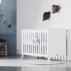 Kidsmill Savigno Babykamer Wit | Bed 60 X 120 Cm + Commode 7 Kidsmill Savigno Babykamer Wit | Bed 60 X 120 Cm + Commode -Kinderproducten Winkel savigno detail 2 zonder kruis f790